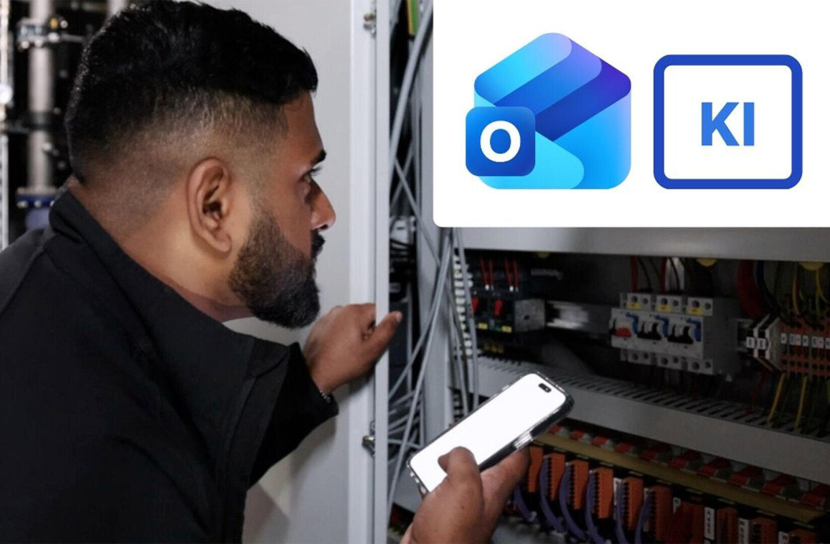 Ein Mann untersucht eine elektrische Schalttafel, während er ein Smartphone in der Hand hält. Oben rechts sind Logos für Microsoft Outlook und ein KI-Symbol eingeblendet.