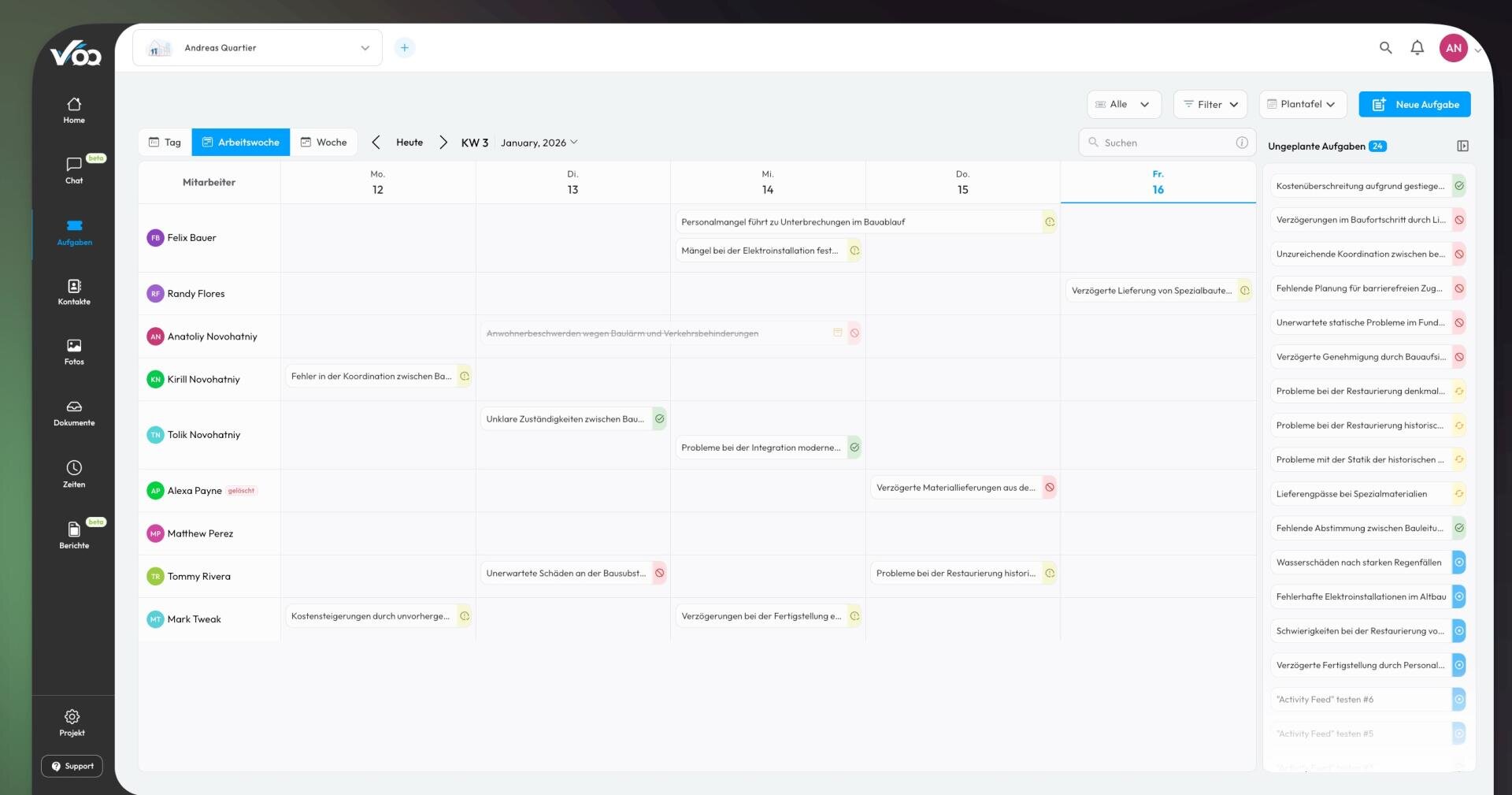Eine digitale Kalenderschnittstelle zeigt eine Monatsansicht mit Benutzernamen auf der linken Seite und farblich gekennzeichneten Einträgen, die auf verschiedene Tage verteilt sind. Oben auf der Oberfläche befinden sich Navigations-, Such- und Filteroptionen.