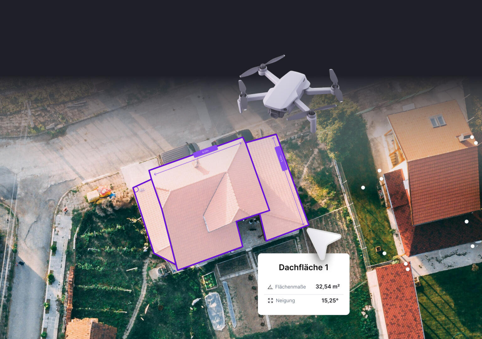 Eine Drohne schwebt über einem Haus und nimmt Luftbilder auf. Das Hausdach wird mit lila Umrissen hervorgehoben, und ein Informationsfeld zeigt die Dachdaten in deutscher Sprache an, einschließlich Fläche (32,54 m²) und Neigung (15,25°).